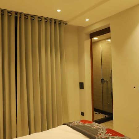 Apt# One-Four-Two - With Lift - High Speed Wifi - Smart Tv Nueva Delhi Exterior foto