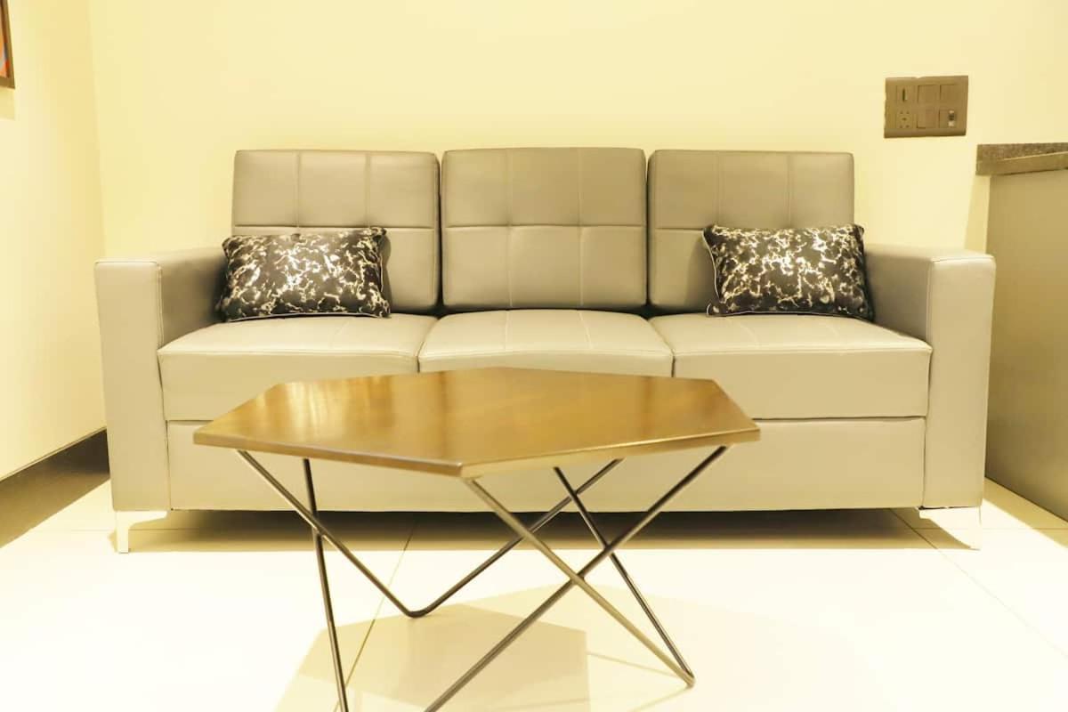 Apt# One-Four-Two - With Lift - High Speed Wifi - Smart Tv Nueva Delhi Exterior foto