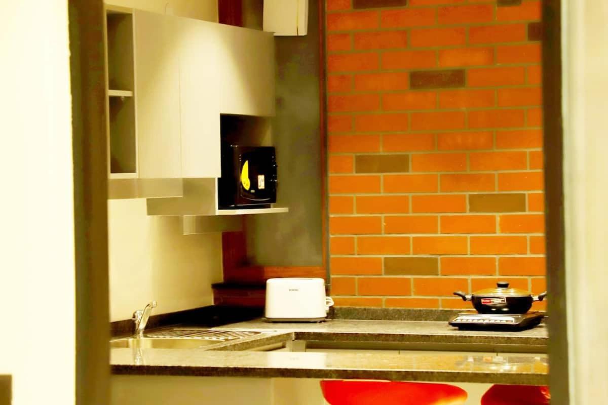 Apt# One-Four-Two - With Lift - High Speed Wifi - Smart Tv Nueva Delhi Exterior foto