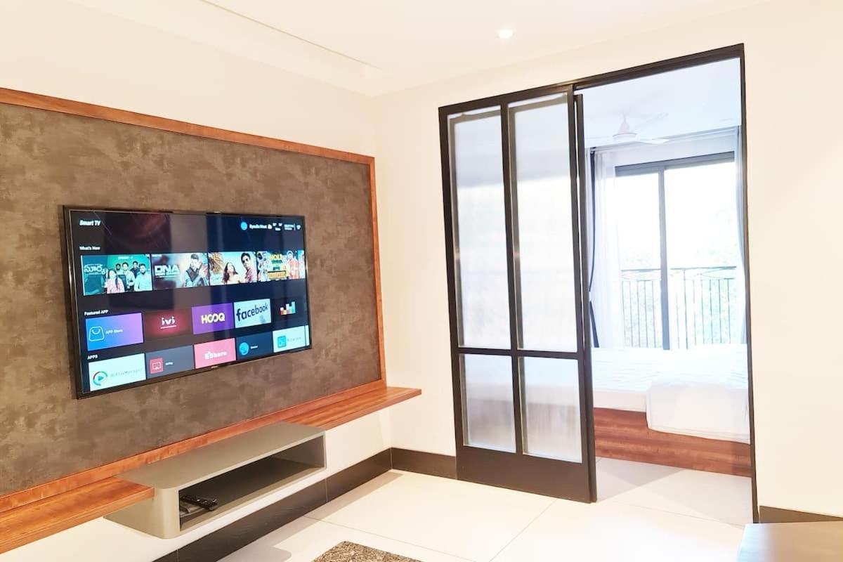 Apt# One-Four-Two - With Lift - High Speed Wifi - Smart Tv Nueva Delhi Exterior foto