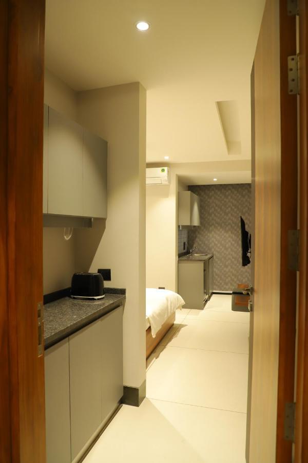 Apt# One-Four-Two - With Lift - High Speed Wifi - Smart Tv Nueva Delhi Exterior foto