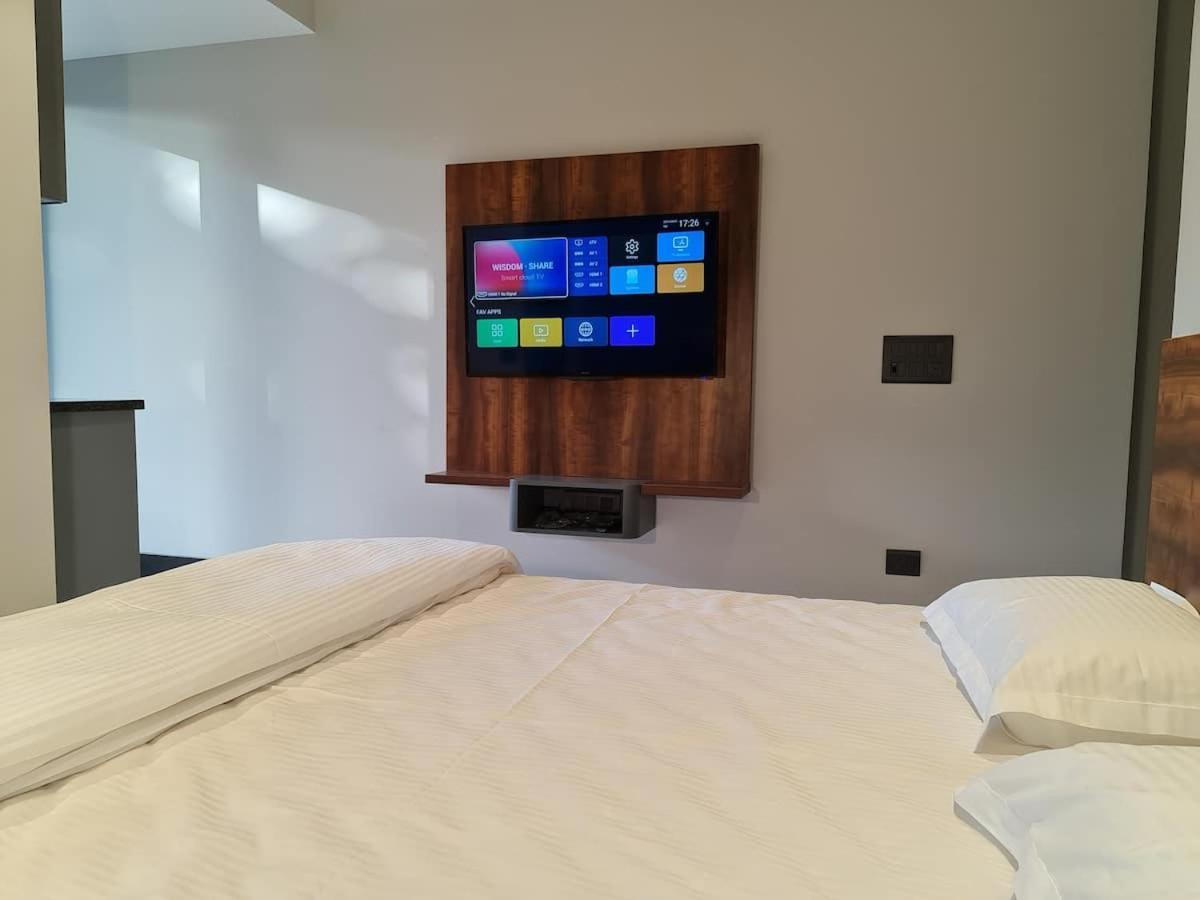 Apt# One-Four-Two - With Lift - High Speed Wifi - Smart Tv Nueva Delhi Exterior foto