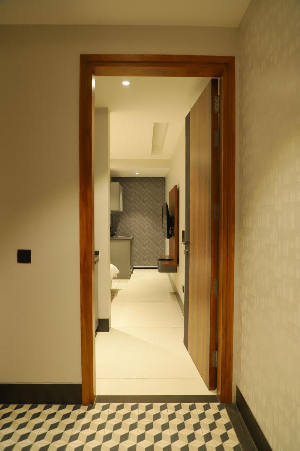 Apt# One-Four-Two - With Lift - High Speed Wifi - Smart Tv Nueva Delhi Exterior foto