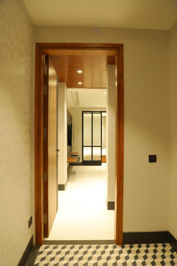 Apt# One-Four-Two - With Lift - High Speed Wifi - Smart Tv Nueva Delhi Exterior foto